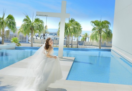 ビアンカーラ マリーナ テラス。挙式会場。海と空の青色に、花嫁の純白のドレスが美しく際立ちます