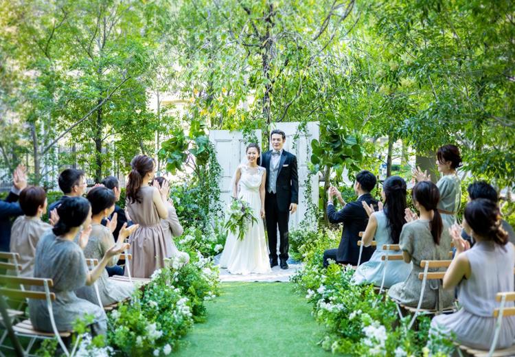 AILE d’ANGE NAGOYA（エル・ダンジュ ナゴヤ）。挙式会場。頬をなでる風が心地よいガーデン挙式は、100名まで参列可能
