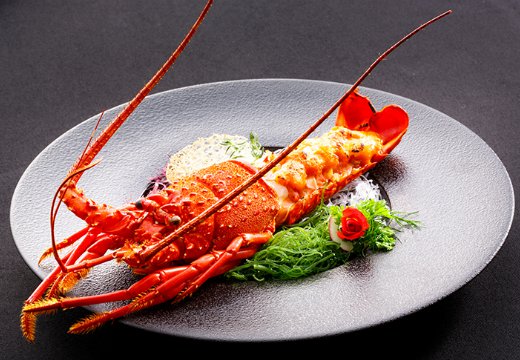 AILES FORTUNA(エール・フォルトゥーナ)。料理。祝宴にふさわしい縁起の良い食材を使ったメニューも並びます