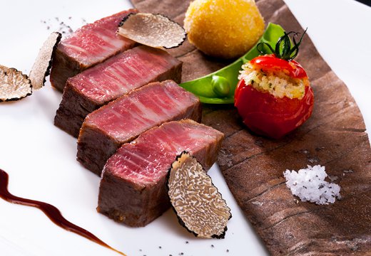 AILES FORTUNA（エール・フォルトゥーナ）。料理。ゲストから特に高く評価されている、豊かな味わいの肉料理