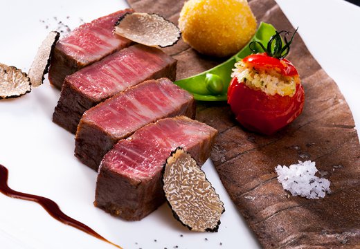 AILES FORTUNA(エール・フォルトゥーナ)。料理。ゲストから特に高く評価されている、豊かな味わいの肉料理