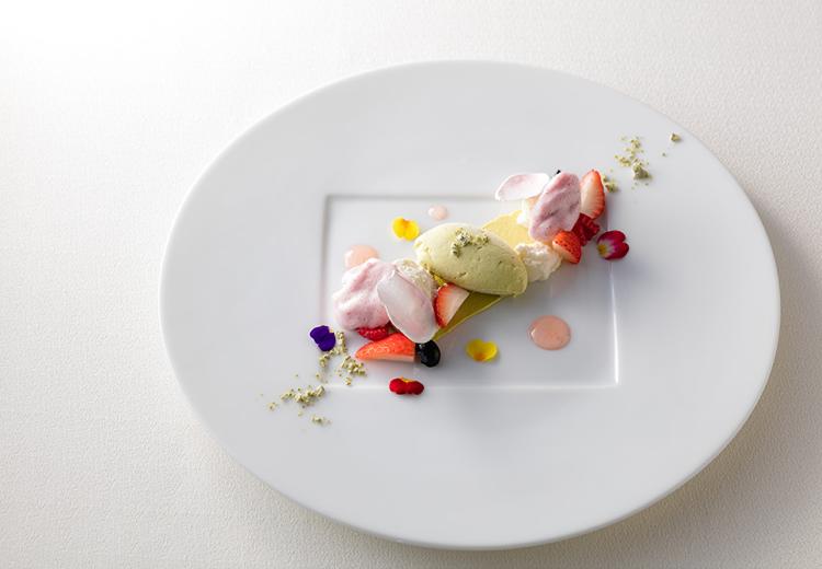ストリングスホテル NAGOYA(ストリングスホテル名古屋)。料理。彩り豊かで美しいデザートは上品な甘さも魅力的です