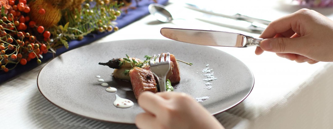 旧春田邸 デュボネ。料理。テーブルにはナイフやフォークの他、箸も用意。食べやすさにも配慮した、美しい盛り付けの逸品が提供されます