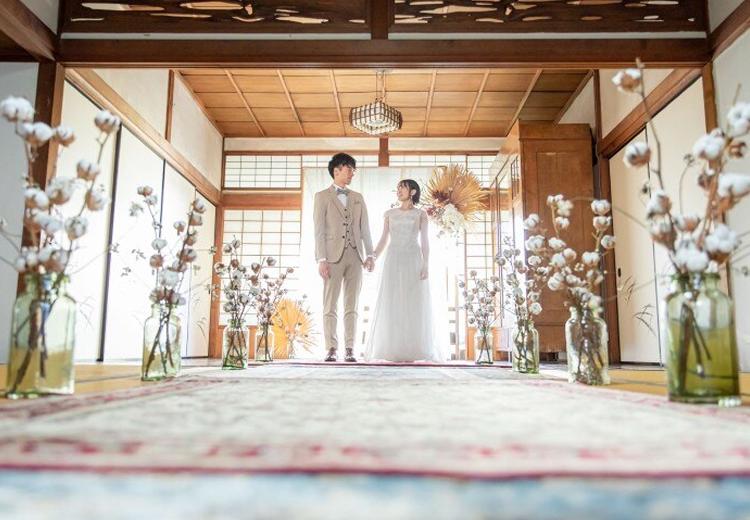 旧春田邸 デュボネ。挙式会場。ふたりの結婚を祝福するように、温かな陽光が差し込みます