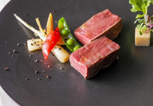 ENOTECA PINCHIORRI(エノテーカ ピンキオーリ) 。料理。盛り付けの美しさがテーブルに華やかさをもたらします