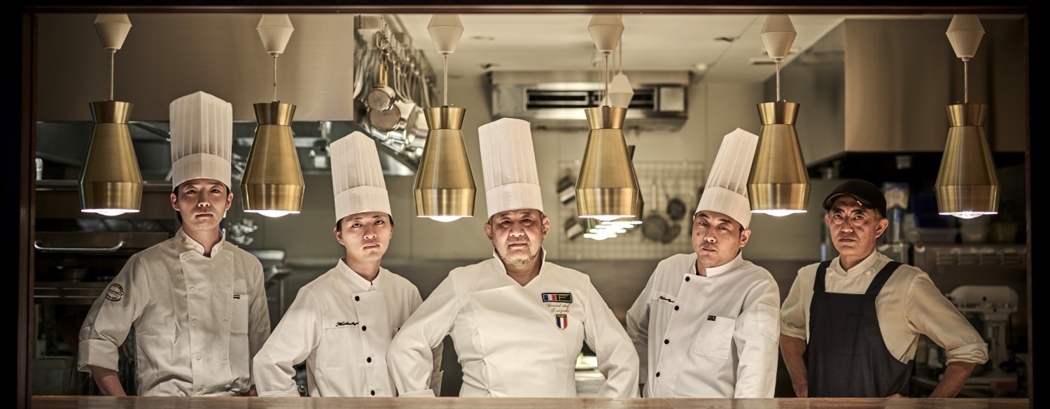 アンティアコート岡崎。スタッフ。黄綬褒章を受章したシェフが在籍。伝統・革新的な技法、地産地消の食材を使用したフレンチでゲストをもてなします