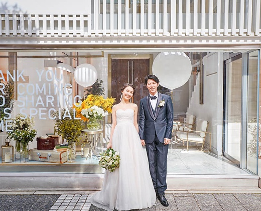 小さな結婚式 名古屋店。アクセス・ロケーション。白い格子とガラスが調和したおしゃれな外観が目印です