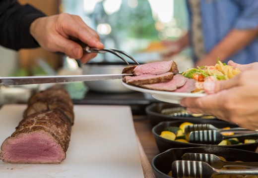 NEST by THE SEA(ネスト バイ ザ シー)。料理。ゲストとの交流を楽しみたいならビュッフェスタイルがおすすめ