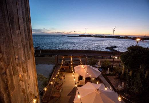NEST by THE SEA(ネスト バイ ザ シー)。披露宴会場。海に面したウッドデッキを活用することも可能です