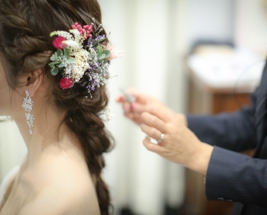 NEST by THE SEA(ネスト バイ ザ シー)。スタッフ。花嫁のイメージにぴったりのヘアメイクを施してくれるスタッフ