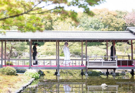 白鳥庭園 THE SHUGEN（白鳥庭園 ザ シュウゲン）。挙式会場。美しい白無垢に身を包み、花嫁が挙式会場に入場します