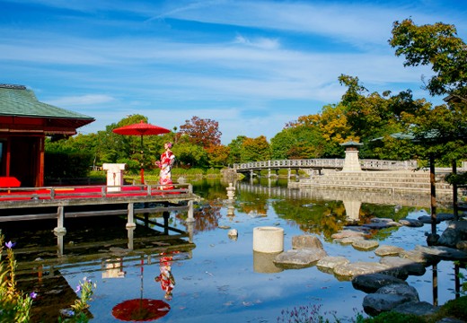 白鳥庭園 THE SHUGEN（白鳥庭園 ザ シュウゲン）。挙式会場。緑の日本庭園に晴れやかな朱色が映え、花嫁を美しく引き立てます