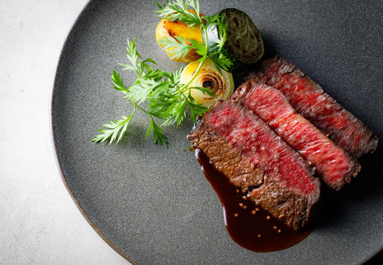 MEDI(メディー)。料理。火入れも絶妙な肉料理など、ハレの日にふさわしい逸品が揃います