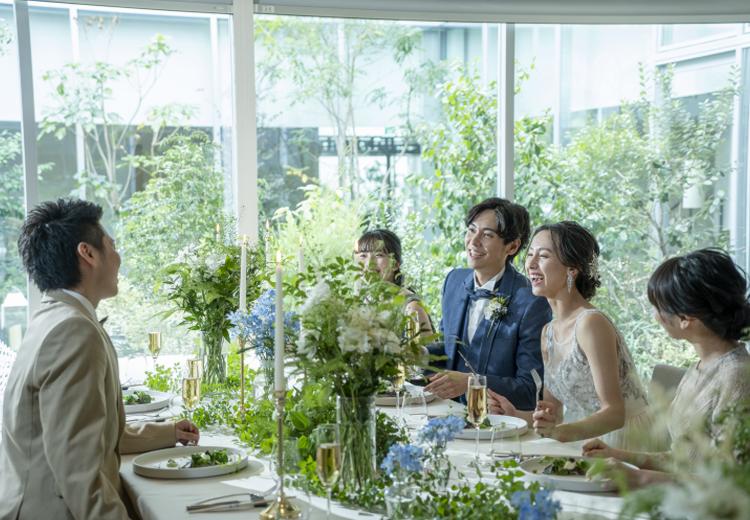 MIRAIE Wedding（ミライエ ウエディング）。披露宴会場。大きな窓が開放的な心地よい空間で、くつろぎの時間を過ごせます