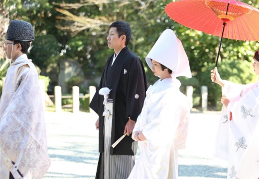 成海神社。挙式会場。緑に囲まれた厳かな境内を花嫁行列で社殿へと進んでいきます