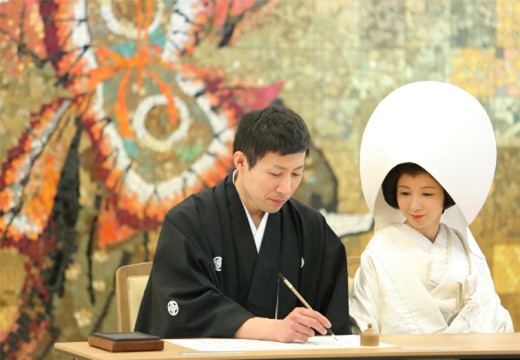 成海神社。挙式会場。神前式に先立ち、神様に誓う「誓詞」にふたりの名前を署名