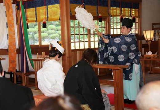 成海神社。挙式会場。社殿で厳かにお祓いが執り行われ、神前式が始まります