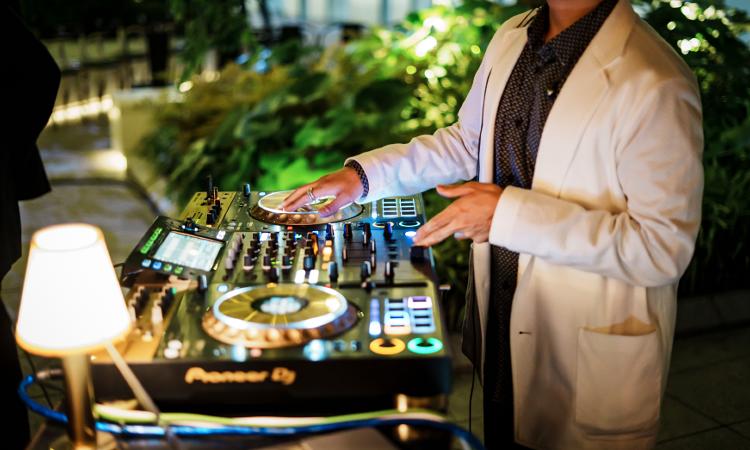 THE GATEHOUSE(ゲートハウス)。演出・小物。DJによるパフォーマンスでパーティーが一層盛り上がります
