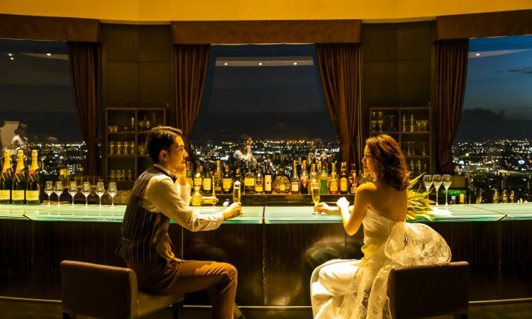 スカイレストラン スターゲイト(ANAクラウンプラザホテルグランコート名古屋内) 。演出・小物。美しい夜景が窓いっぱいに広がるナイトウェディングは大人の雰囲気が漂います