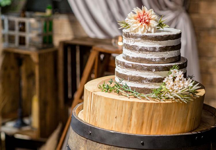 THE TRES TOKONAME（ザ・トレス 常滑）。料理。美しいデザインのウェディングケーキが披露宴に華を添えます