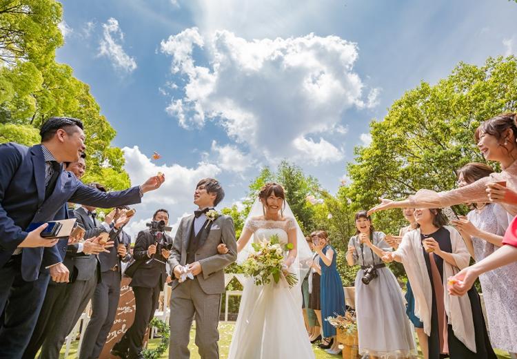 GRIGLIA Pagina(グリリア パージナ)。挙式会場。ゲストの温かな祝福に包まれ、ふたりは新しい人生を歩み始めます