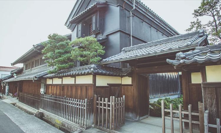 竹田邸(市指定有形文化財)。アクセス・ロケーション。400年の歴史をもつ落ち着いた街並みと自然豊かなロケーションが魅力