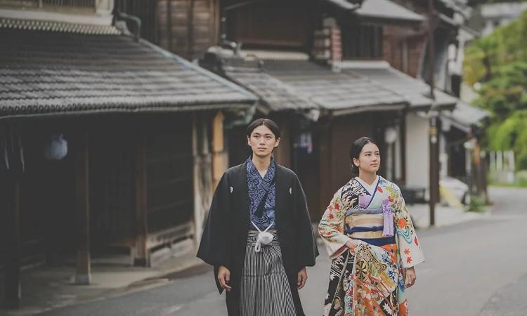 竹田邸(市指定有形文化財)。演出・小物。日本遺産にも認定された情緒豊かな街並みを背景に写真撮影も楽しめます