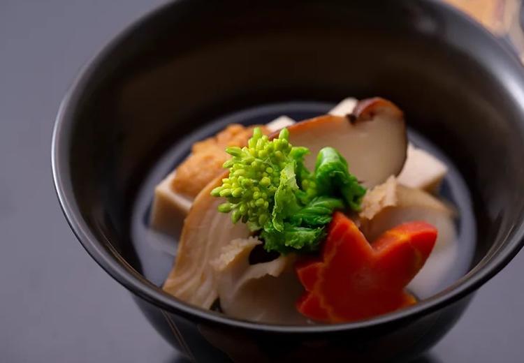 竹田邸(市指定有形文化財)。料理。松茸や伊勢海老など、晴れの日に相応しい食材をふんだんに使用