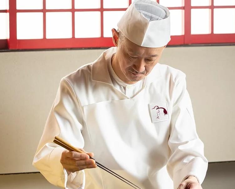 竹田邸(市指定有形文化財)。スタッフ。ふたりの想いをくみ取り真心を込めて調理してくれます