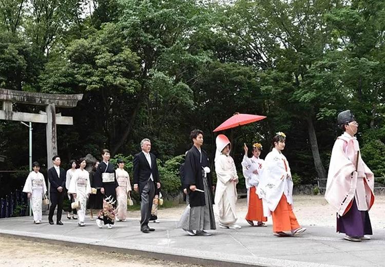 竹田邸(市指定有形文化財)。挙式会場。神殿までゆっくりと歩みを進める花嫁行列の様子