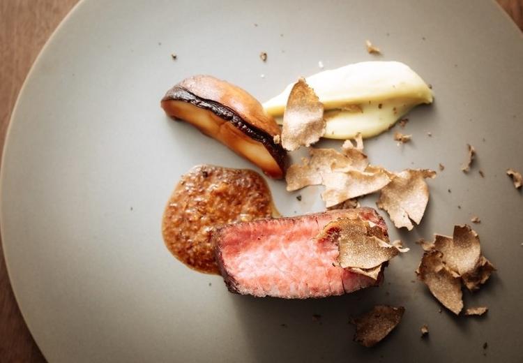 recipe（レシピ）。料理。炭火焼にした愛知産の牛肉はグレービーソースとともに