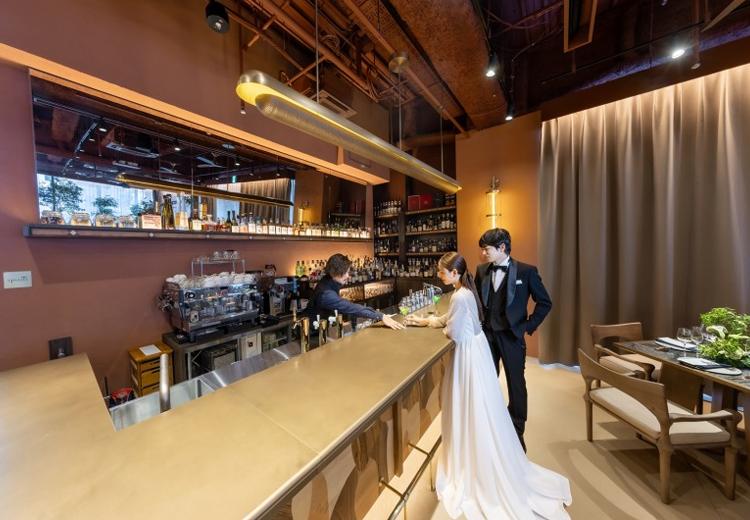 recipe（レシピ）。披露宴会場。会場内にはドリンクが豊富に揃うバーカウンターが併設