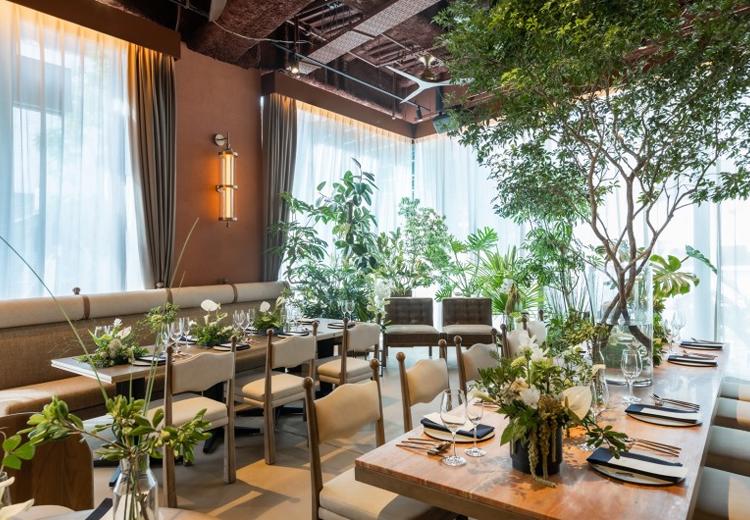 recipe（レシピ）。披露宴会場。2面の大きな窓から自然光が差し込む明るい空間