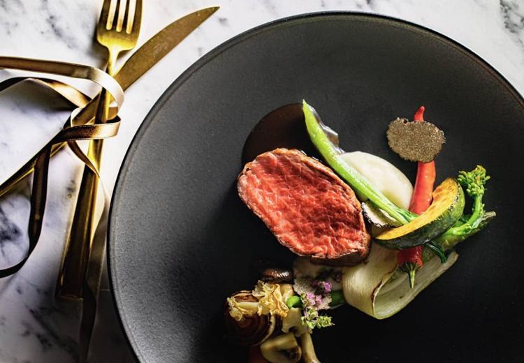 GRADATIONS(グラデーションズ)。料理。シェフのこだわりと熟練の技が垣間見えるメインの肉料理
