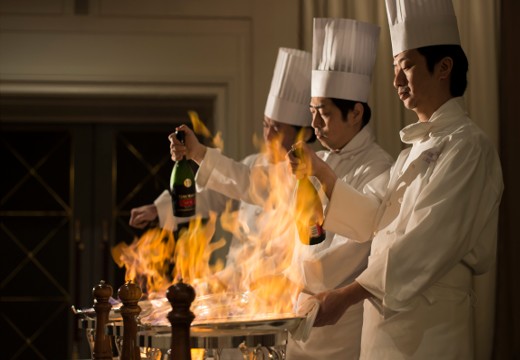 ホテル阪急インターナショナル。料理。ゲストの前でシェフが披露する炎のフランベなど調理演出にも対応