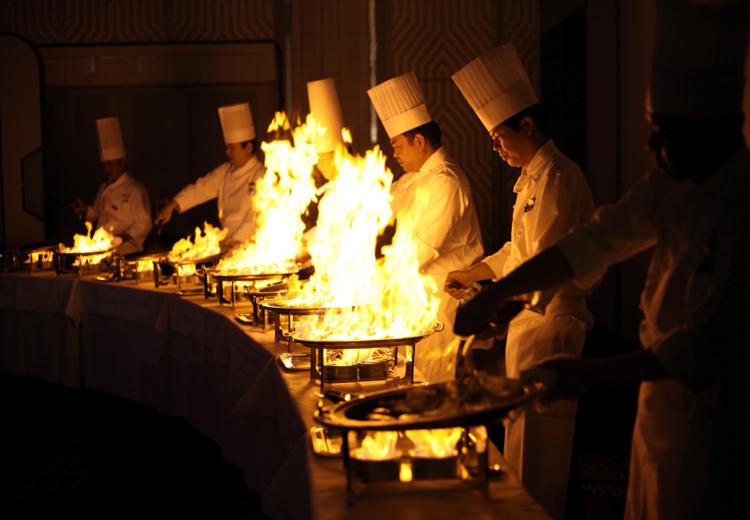 ホテルニューオータニ大阪。料理。肉料理で繰り広げられる「炎のフランベパフォーマンス」も好評