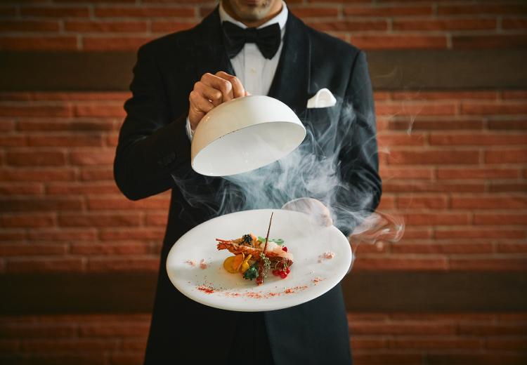 アンジェリカ ノートルダム(FIVESTAR WEDDING)。料理。出来立ての料理が、タイミング良くゲストの元へ届けられます