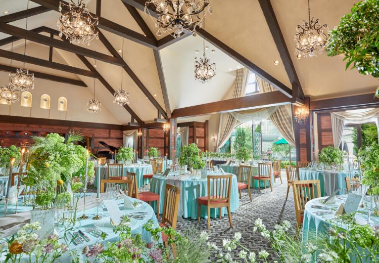アンジェリカ ノートルダム(FIVESTAR WEDDING)。披露宴会場。窓から注がれる光に包まれた、温かなパーティーを実現