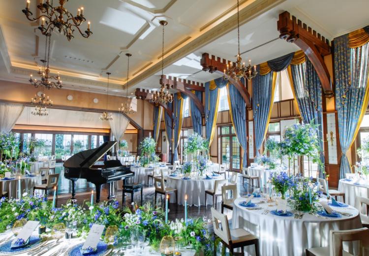 アンジェリカ ノートルダム(FIVESTAR WEDDING)。披露宴会場。深みのあるシックなデザインと高さのある天井が特徴
