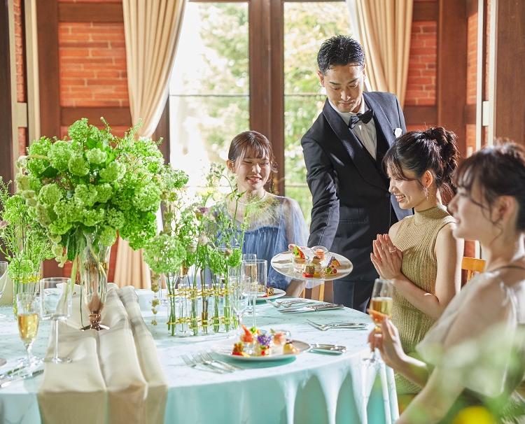 アンジェリカ ノートルダム(FIVESTAR WEDDING)。スタッフ。パーティーの進行に合わせて料理をサーブしてくれるスタッフ