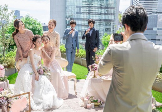 アルモニーアンブラッセ ウエディングホテル。披露宴会場。ガーデンでは写真撮影などの和やかな時間を過ごせる演出が人気