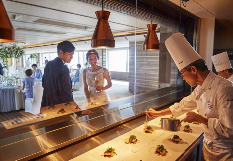 ホテル日航大阪。料理。臨場感あふれる料理演出を楽しめるオープンキッチン