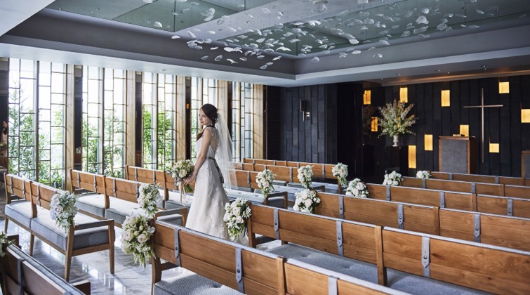 スイスホテル南海大阪。たっぷりの自然光が差し込むチャペル『ジュール』。重厚感ある玄武岩の壁面はドレスが美しく映えるデザインが施されています