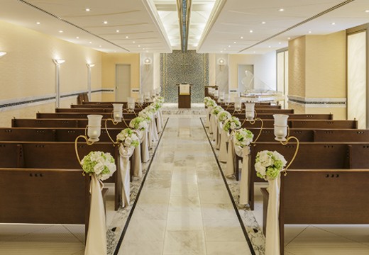 スイスホテル南海大阪。挙式会場。白を基調にした上品でナチュラルなチャペル『プリエ』