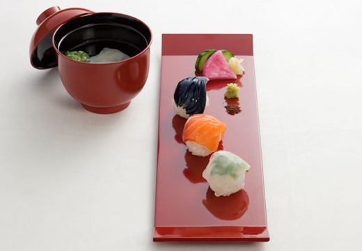 鶴見ノ森　迎賓館。料理。女性も食べやすい大きさの『サーモン・鯛・茄子の手まり寿司』