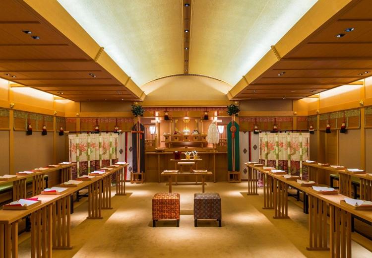 HOTEL HANSHIN OSAKA（ホテル阪神大阪）。挙式会場。凜とした空気が漂う神殿では、厳かな神前式を行えます