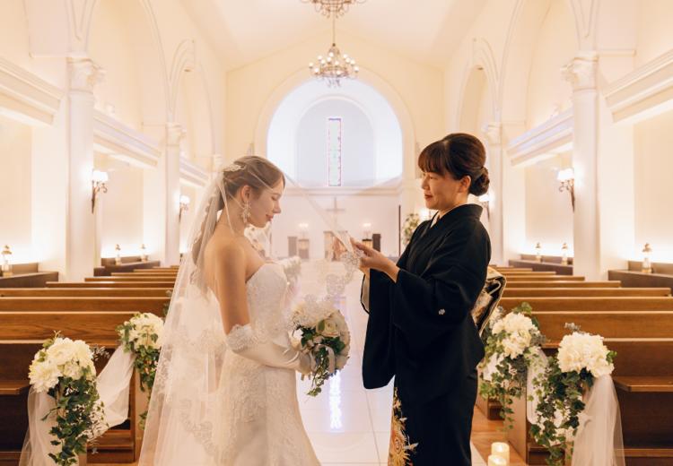 Encieldes Mariage（アンシェルデ マリアージュ）。挙式会場。ドレス姿の花嫁を美しくみせる、神秘的な空間です