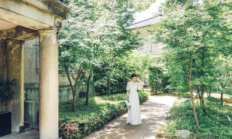 旧桜宮公会堂。演出・小物。敷地内には緑豊かな日本庭園もあり、フォトスポットとして人気です