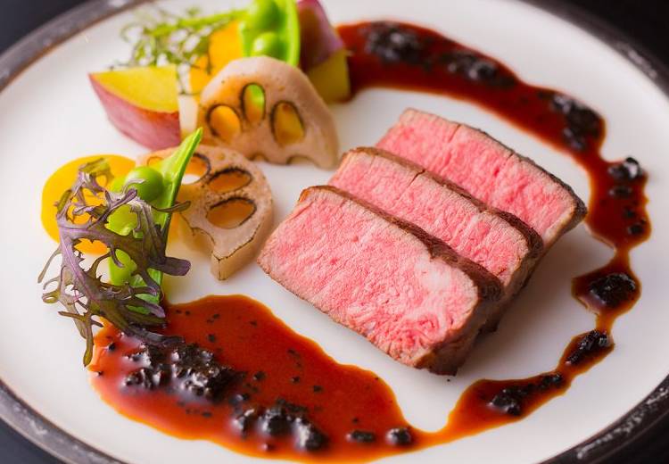 セントアクアチャペル梅田。料理。その日の気温に合わせたソース作りなど、細部にまでこだわります