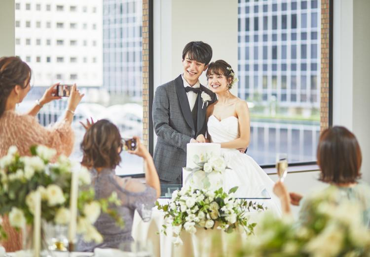 セントアクアチャペル梅田。陽光が注がれる会食・披露宴会場で、美食のもてなしを実現可能